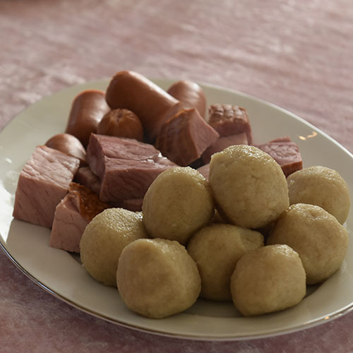 Potetball Ingredienser: 1 kg Poteter (hvorav 250 g kokte) 1 ts Salt 100 g Byggmel (opptil 125 g til passe konsistens) 40 g Hvetemel 1,5 l Kokende kraft eller vann tilsatt 3 buljongterninger https://heidisboble.no/ @heidisboble