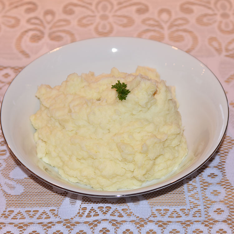 Potetmos  Ingredienser:  1½ - 2kg	Poteter (i biter) 2 ss	Smør 1½  - 3  dl	Melk (varm) 	Salt (pepper)