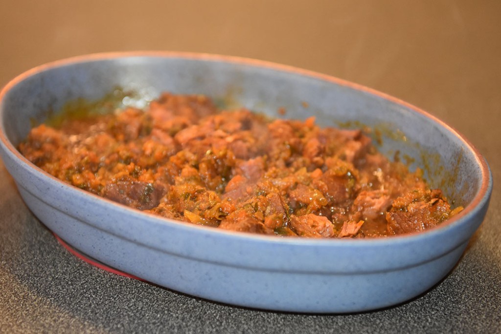 Svingod pulled pork Ingredienser: 400 - 600 g Svinekjøtt (i biter) 1 Løk (hakket) 1 Gulrot (hakket) 1 stilk Selleri (hakket) ¼ Purre (gjerne den grønne biten) 2 ½ dl Vann 1 ss Eddik (eplcider) 3 ss Ketchup 1 dl vann 2 ts Sirup (mørk) 2 ts Brunt sukker ½ ts sennepspulver 1 ts Paprikapulver (helst røkt) 2 dråper Worcestershire sauce 2 dråper Tabasco Salt og pepper