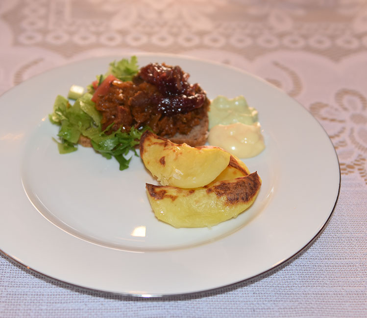 Svingod pulled pork Ingredienser: 400 - 600 g Svinekjøtt (i biter) 1 Løk (hakket) 1 Gulrot (hakket) 1 stilk Selleri (hakket) ¼ Purre (gjerne den grønne biten) 2 ½ dl Vann 1 ss Eddik (eplcider) 3 ss Ketchup 1 dl vann 2 ts Sirup (mørk) 2 ts Brunt sukker ½ ts sennepspulver 1 ts Paprikapulver (helst røkt) 2 dråper Worcestershire sauce 2 dråper Tabasco Salt og pepper