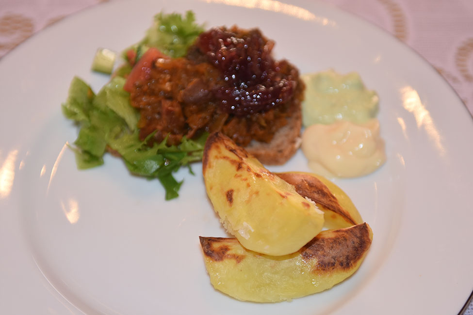 Svingod pulled pork Ingredienser: 400 - 600 g Svinekjøtt (i biter) 1 Løk (hakket) 1 Gulrot (hakket) 1 stilk Selleri (hakket) ¼ Purre (gjerne den grønne biten) 2 ½ dl Vann 1 ss Eddik (eplcider) 3 ss Ketchup 1 dl vann 2 ts Sirup (mørk) 2 ts Brunt sukker ½ ts sennepspulver 1 ts Paprikapulver (helst røkt) 2 dråper Worcestershire sauce 2 dråper Tabasco Salt og pepper