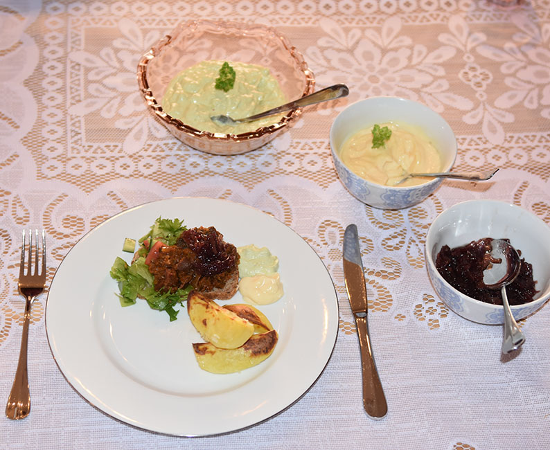 Svingod pulled pork Ingredienser: 400 - 600 g Svinekjøtt (i biter) 1 Løk (hakket) 1 Gulrot (hakket) 1 stilk Selleri (hakket) ¼ Purre (gjerne den grønne biten) 2 ½ dl Vann 1 ss Eddik (eplcider) 3 ss Ketchup 1 dl vann 2 ts Sirup (mørk) 2 ts Brunt sukker ½ ts sennepspulver 1 ts Paprikapulver (helst røkt) 2 dråper Worcestershire sauce 2 dråper Tabasco Salt og pepper