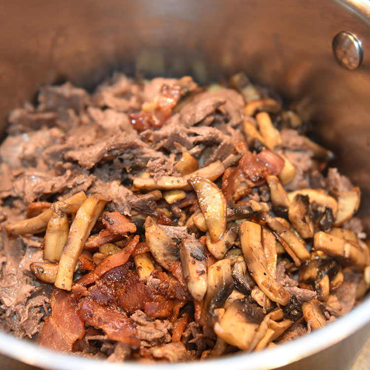 Finnbiff Ingredienser: 200 g Bacon 300 g Sjampinjong (eller annen sopp) 4 ss Smør 400 g Reinsdyrskav 1 dl Vann 1 bx Rømme (3 dl) 3 skiver Brun ost Salt og pepper