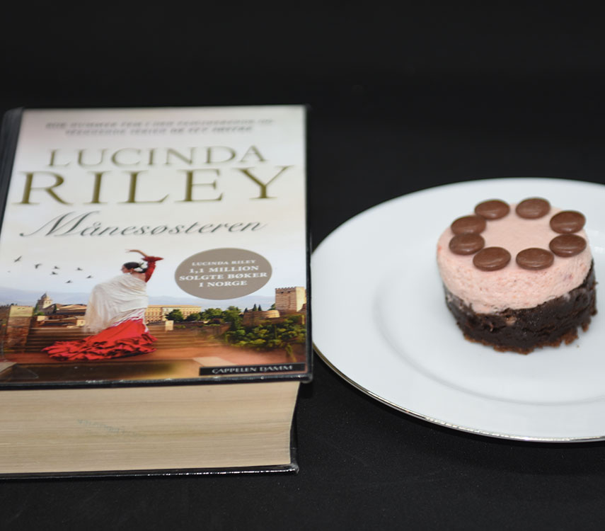 Riley, Lucinda, (2018) «Månesøsteren», Cappelen Damm og Klissete sjokoladekake Ingredienser: 2 Egg 3 dl Sukker 1 ½ dl Hvetemel 4 ss Kakao 1 ss Vaniljesukker 1 knipe Salt 100 gr Margarin - smeltet