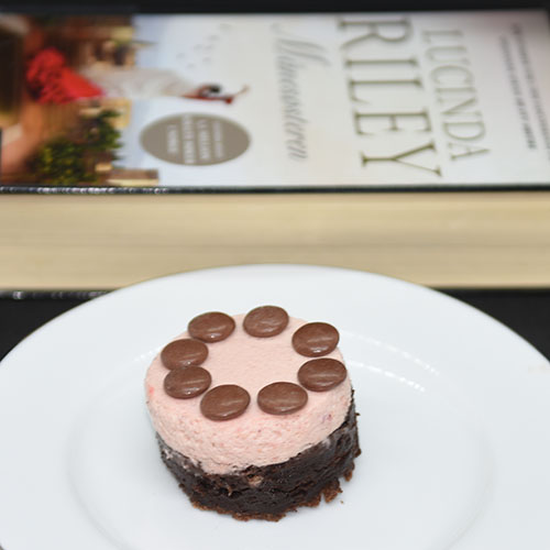 Riley, Lucinda, (2018) «Månesøsteren», Cappelen Damm og Klissete sjokoladekake Ingredienser: 2 Egg 3 dl Sukker 1 ½ dl Hvetemel 4 ss Kakao 1 ss Vaniljesukker 1 knipe Salt 100 gr Margarin - smeltet