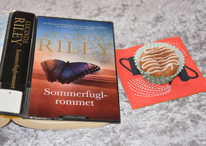 Riley, Lucinda (2019) «Sommerfuglrommet», Cappelen DAMM og Eplemuffins med kanel - med eplemos Ingredienser: 1½ dl Sukker 100 g Smør /margarin (smeltet) 2 Egg 2½ dl Hvetemel 1 ts Bakepulver 1 ts Vaniljesukker 1 ts Kanel 1 dl Melk 1 dl Eplemos Pynt: 2-3 ss Melis 2-3 ts Vann (sitronsaft)