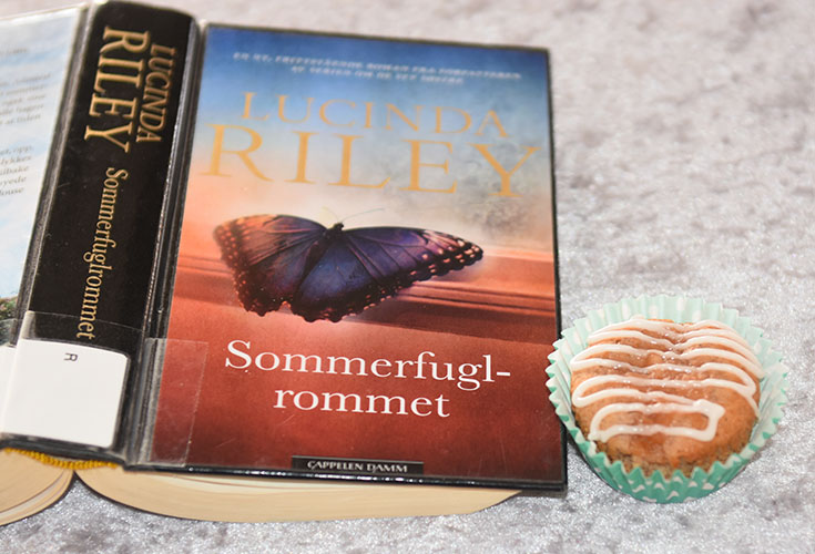 Riley, Lucinda (2019) «Sommerfuglrommet», Cappelen DAMM og Eplemuffins med kanel - med eplemos Ingredienser: 1½ dl Sukker 100 g Smør /margarin (smeltet) 2 Egg 2½ dl Hvetemel 1 ts Bakepulver 1 ts Vaniljesukker 1 ts Kanel 1 dl Melk 1 dl Eplemos Pynt: 2-3 ss Melis 2-3 ts Vann (sitronsaft)