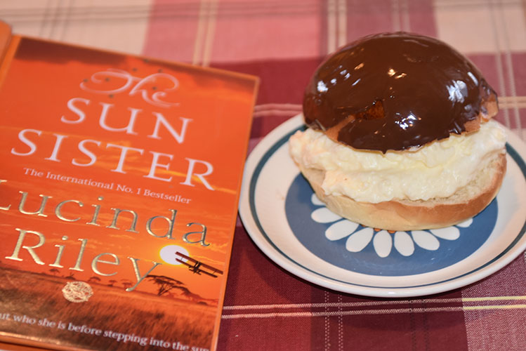 Riley, Lucinda, (2020) «Sunsister», MACMILLAN og Sjokoladeboller Ingredienser: 6 dl Melk 150 g Smør 1 pk Gjær 1 kg Hvetemel 1½ dl Sukker 1 Egg (sammenvispet) Kremfløte Fyll og topping (Vaniljekrem og sjokolade): 6 dl Melk 2 Egg 50 g Maizenna 1 ss Vaniljesukker 2 ss Sukker 3 dl Kremfløte 100 g Kokesjokolade