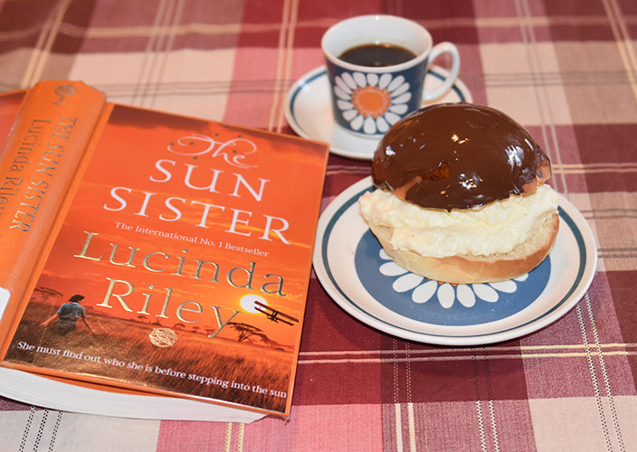 Riley, Lucinda, (2020) «Sunsister», MACMILLAN og Sjokoladeboller Ingredienser: 6 dl Melk 150 g Smør 1 pk Gjær 1 kg Hvetemel 1½ dl Sukker 1 Egg (sammenvispet) Kremfløte Fyll og topping (Vaniljekrem og sjokolade): 6 dl Melk 2 Egg 50 g Maizenna 1 ss Vaniljesukker 2 ss Sukker 3 dl Kremfløte 100 g Kokesjokolade