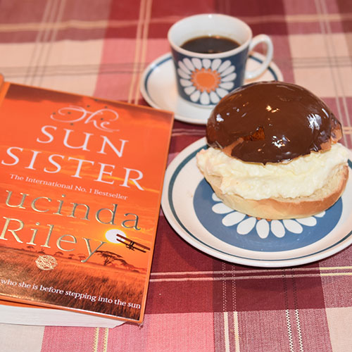 Riley, Lucinda, (2020) «Sunsister», MACMILLAN og Sjokoladeboller Ingredienser: 6 dl Melk 150 g Smør 1 pk Gjær 1 kg Hvetemel 1½ dl Sukker 1 Egg (sammenvispet) Kremfløte Fyll og topping (Vaniljekrem og sjokolade): 6 dl Melk 2 Egg 50 g Maizenna 1 ss Vaniljesukker 2 ss Sukker 3 dl Kremfløte 100 g Kokesjokolade