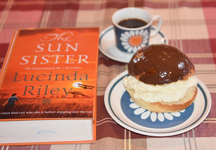 Riley, Lucinda, (2020) «Sunsister», MACMILLAN og Sjokoladeboller Ingredienser: 6 dl Melk 150 g Smør 1 pk Gjær 1 kg Hvetemel 1½ dl Sukker 1 Egg (sammenvispet) Kremfløte Fyll og topping (Vaniljekrem og sjokolade): 6 dl Melk 2 Egg 50 g Maizenna 1 ss Vaniljesukker 2 ss Sukker 3 dl Kremfløte 100 g Kokesjokolade