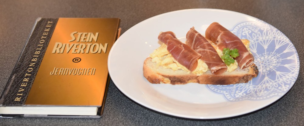 Riverton, Stein (1993) «Jernvognen», De norske bokklubbene og Hvetebrød i dobbel flette Ingredienser: 1 ts Salt 2 ss Olje 5 dl Vann (fingervarmt) 1 pk Gjær 2 Egg 1 ss Sukker Ca. 13 dl Hvetemel Egg (pisket), valmuefrø