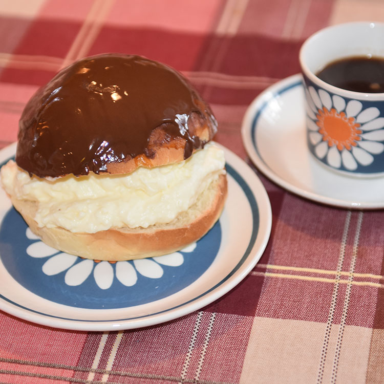 Sjokoladeboller Ingredienser 6 dl Melk 150 g Smør 1 pk Gjær 1 kg Hvetemel 1½ dl Sukker 1 Egg (sammenvispet) Kremfløte Fyll og topping (Vaniljekrem og sjokolade): 6 dl Melk 2 Egg 50 g Maizenna 1 ss Vaniljesukker 2 ss Sukker 3 dl Kremfløte 100 g Kokesjokolade