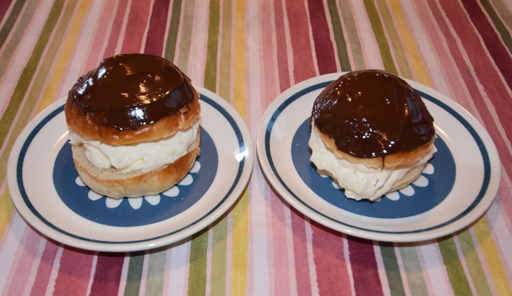 Sjokoladeboller Ingredienser 6 dl Melk 150 g Smør 1 pk Gjær 1 kg Hvetemel 1½ dl Sukker 1 Egg (sammenvispet) Kremfløte Fyll og topping (Vaniljekrem og sjokolade): 6 dl Melk 2 Egg 50 g Maizenna 1 ss Vaniljesukker 2 ss Sukker 3 dl Kremfløte 100 g Kokesjokolade https://heidisboble.no/ @heidisboble