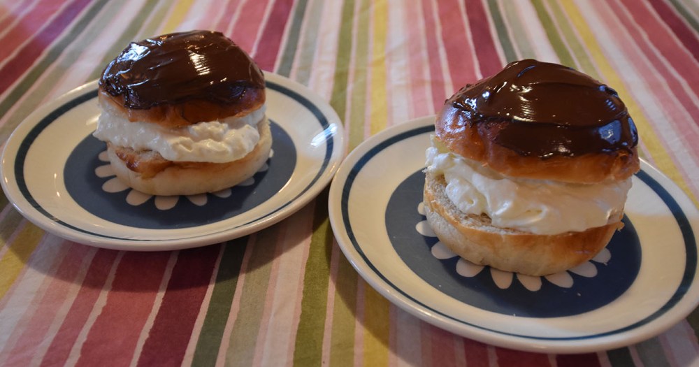 Sjokoladeboller Ingredienser 6 dl Melk 150 g Smør 1 pk Gjær 1 kg Hvetemel 1½ dl Sukker 1 Egg (sammenvispet) Kremfløte Fyll og topping (Vaniljekrem og sjokolade): 6 dl Melk 2 Egg 50 g Maizenna 1 ss Vaniljesukker 2 ss Sukker 3 dl Kremfløte 100 g Kokesjokolade https://heidisboble.no/ @heidisboble