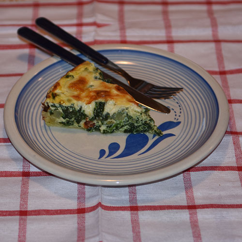 Spinatpai Ingredienser: Bunn: 3 dl Hvetemel 100 g Smør 2-4 ss Kaldt vann Fyll: 4 Egg 3 dl Melk 1 ts Salt 1 krm Pepper 1 klype Muskatnøtt (revet) - valgfritt 1 pk Spinat (frossen) 1 Løk (liten) 1 pk Mozzarella 75 g Ost (revet)