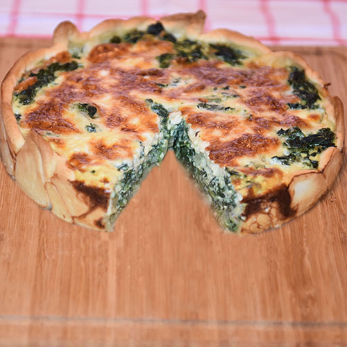 Spinatpai Ingredienser: Bunn: 3 dl Hvetemel 100 g Smør 2-4 ss Kaldt vann Fyll: 4 Egg 3 dl Melk 1 ts Salt 1 krm Pepper 1 klype Muskatnøtt (revet) - valgfritt 1 pk Spinat (frossen) 1 Løk (liten) 1 pk Mozzarella 75 g Ost (revet)