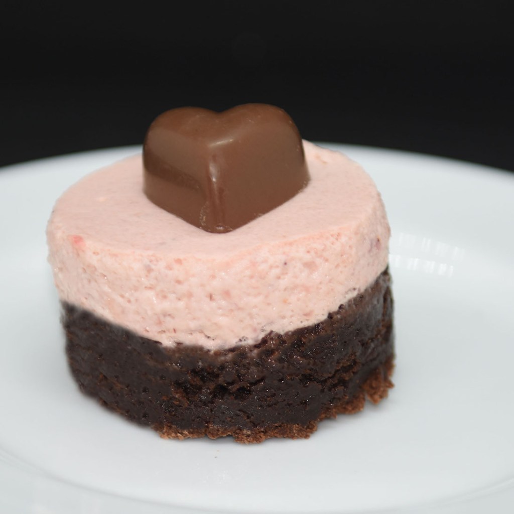 Klissete sjokoladekake til Valentinsdagen Ingredienser: 2 Egg 3 dl Sukker 1 ½ dl Hvetemel 4 ss Kakao 1 ss Vaniljesukker 1 knipe Salt 100 gr Margarin - smeltet