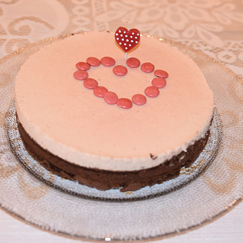 Klissete sjokoladekake til Valentinsdagen Ingredienser: 2 Egg 3 dl Sukker 1 ½ dl Hvetemel 4 ss Kakao 1 ss Vaniljesukker 1 knipe Salt 100 gr Margarin - smeltet