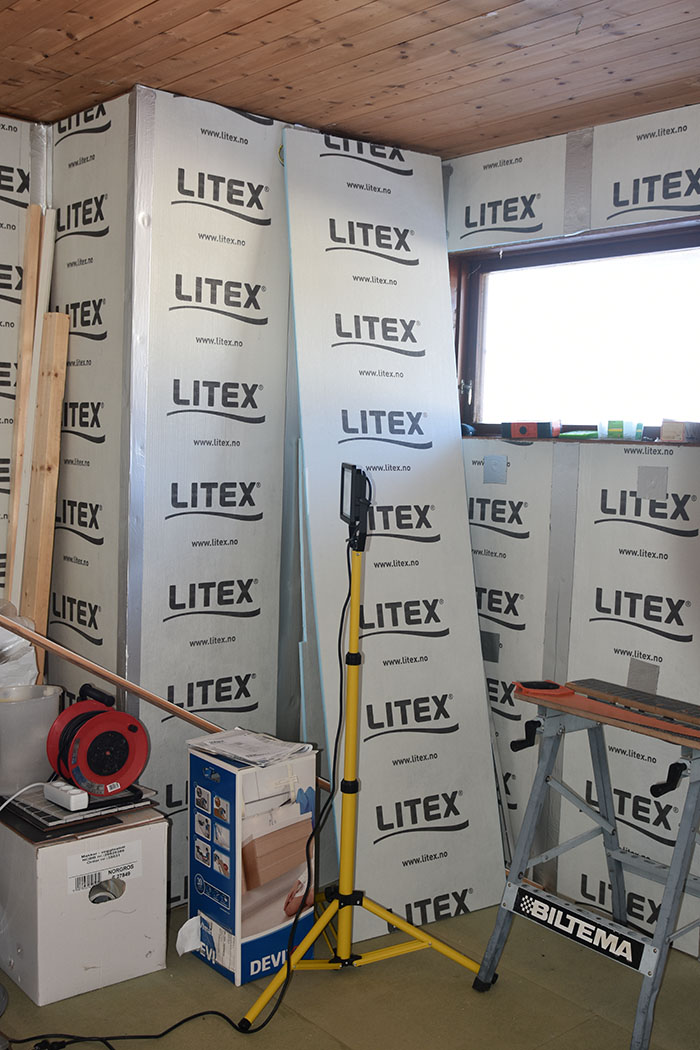 20200308 - vi pusser opp badet og nå venter vi på rørlegger.