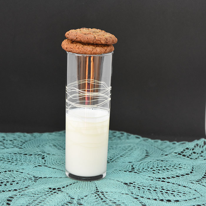 Havrekjeks med sjokoladebiter Ingredienser: 100 g Margarin 100 g Sukker (hvitt) 100 g Brunsukker 1 Egg ½ ts Vaniljeekstrakt 100 g Havregryn 125 g Hvetemel ½ ts Natron ½ ts Bakepulver ½ ts Salt 50 g Melkesjokolade - revet 115 g Sjokoladebiter