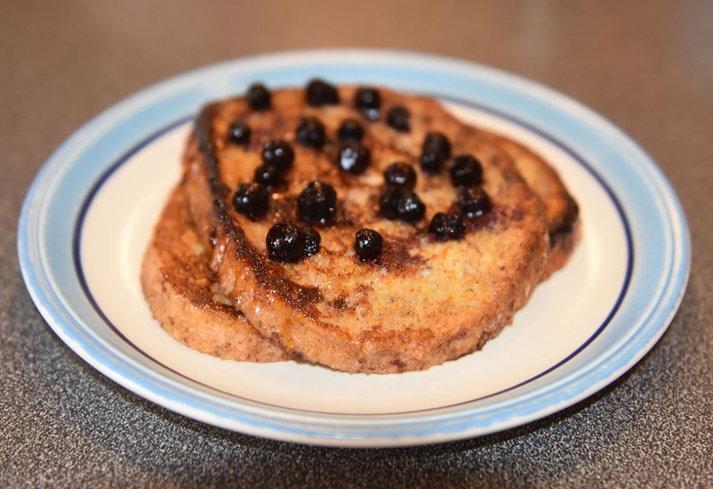 Arme riddere Ingredienser: 2-3 Brødskiver 1 Egg ½ dl Melk 1 ts Kanel 1 ts Sukker (valgfri) 1 ss Smør