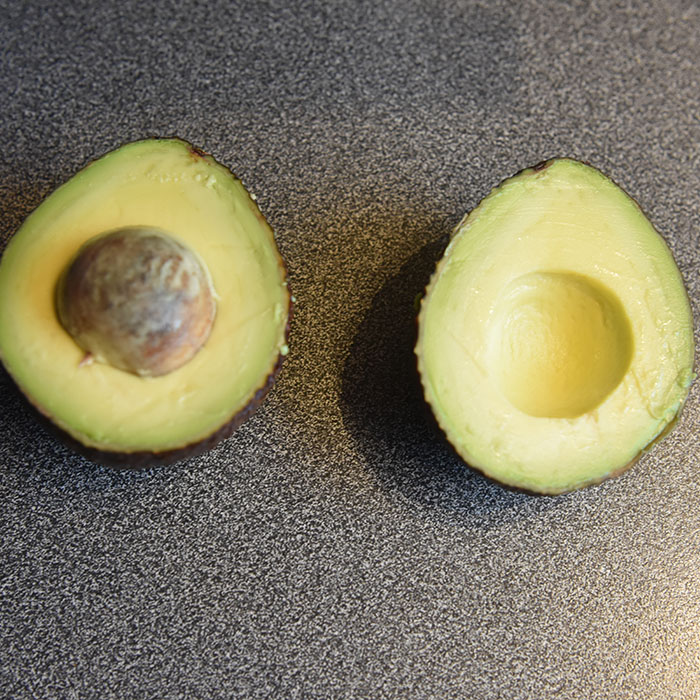 Avokado delt i to