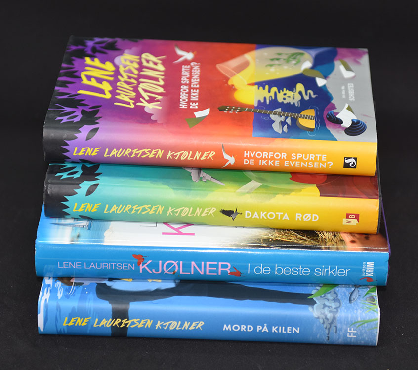 Kjølner, Lena Lauritsen (2016) «Dakota Rød» Vigmostad & Bjørke Kjølner, Lene Lauritsen (2015) «Hvorfor spurte de ikke Evensen?» Schibsted forlag Kjølner, Lene Lauritsen (2015) «I de beste sirkler» Juritzen forlag Kjølner, Lene Lauritsen (2015) «Mord på kilen» Fagervik forlag