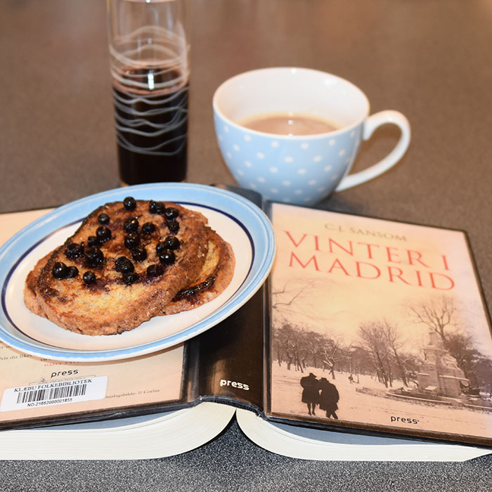 Sansom, C.J. (2005) «Vinter i Madrid», Forlaget Press og Arme riddere Arme riddere Ingredienser: 2-3 Brødskiver 1 Egg ½ dl Melk 1 ts Kanel 1 ts Sukker (valgfri) 1 ss Smør