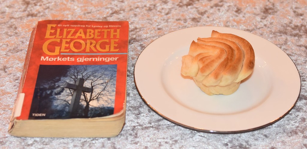 George, Elizabeth (1993) «Mørkets gjerninger» Tiden Norsk forlag og Myke Kuvertbrød stekt i muffinsformer Ingredienser: 50 g Smør 2 ½ dl Melk 25 g Gjær 1 ts Salt 2 ts Sukker 7-8 dl Hvetemel 50 g Smør til (pensling)
