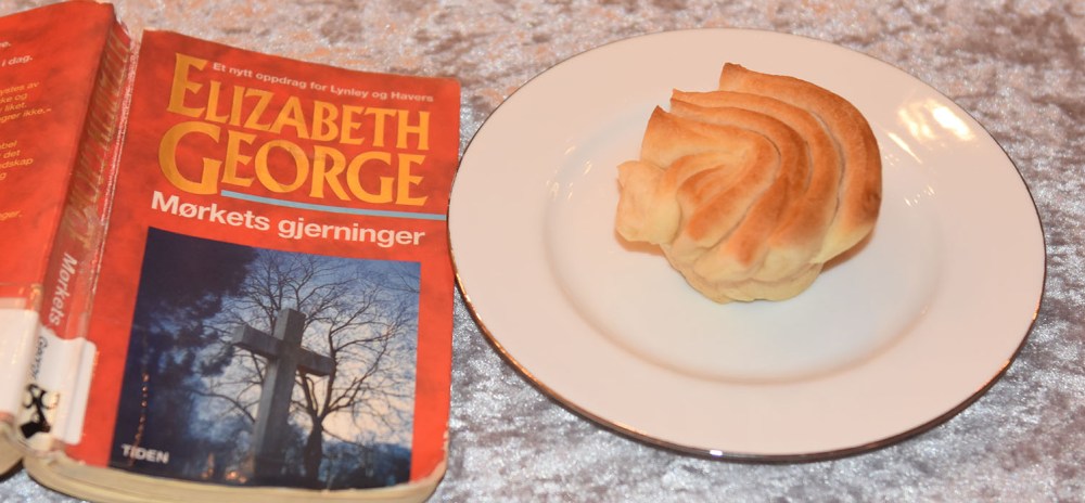 George, Elizabeth (1993) «Mørkets gjerninger» Tiden Norsk forlag og Myke Kuvertbrød stekt i muffinsformer Ingredienser: 50 g Smør 2 ½ dl Melk 25 g Gjær 1 ts Salt 2 ts Sukker 7-8 dl Hvetemel 50 g Smør til (pensling)