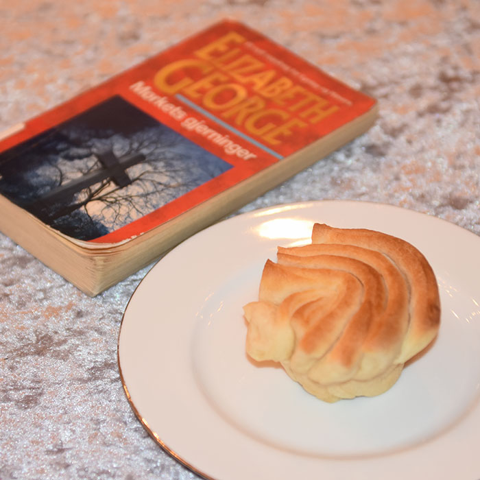 George, Elizabeth (1993) «Mørkets gjerninger» Tiden Norsk forlag og Myke Kuvertbrød stekt i muffinsformer  Ingredienser:  50 g	Smør 2 ½ dl	Melk 25 g	Gjær 1 ts	Salt 2 ts	Sukker 7-8 dl	Hvetemel 	 50 g	Smør til (pensling)