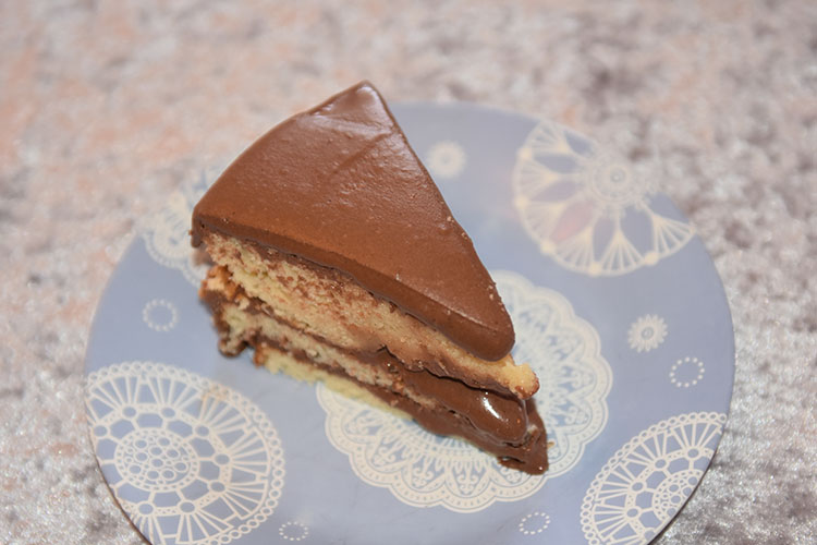 Gul kake med sjokoladekrem Ingredienser: 150 g Smør (romtemperert) 1 dl Olje (nøytral) 5 dl Sukker 3 Egg (romtemperert) 2 Eggeplommer (romtemperert) 1 ss Vaniljeekstrakt (eller -sukker) 2 ½ ts Bakepulver 7 ½ dl Hvetemel 2 ½ dl Kefir (romtemperert) Fyll & topping: 120 g Smør 2 dl Kakaopulver 7 ½ dl Melis 1 ½ - 2 dl Rømme 1 ts Vaniljeekstrakt (-sukker)