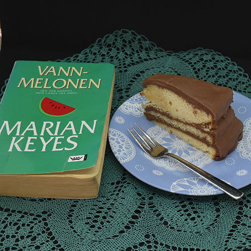 Keyes, Marian (2004), «Vannmelonen». Cappelen DAMM OG Gul kake med sjokoladekrem Ingredienser: 150 g Smør (romtemperert) 1 dl Olje (nøytral) 5 dl Sukker 3 Egg (romtemperert) 2 Eggeplommer (romtemperert) 1 ss Vaniljeekstrakt (eller -sukker) 2 ½ ts Bakepulver 7 ½ dl Hvetemel 2 ½ dl Kefir (romtemperert) Sjokoladekrem: 120 g Smør 2 dl Kakaopulver 7 ½ dl Melis 1 ½ - 2 dl Rømme 1 ts Vaniljeekstrakt (-sukker)