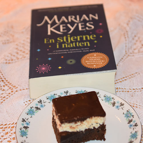Keyes, Marian, (2011) «En stjerne i natten» Cappelen DAMM og Brownies med kokos- og sjokoladetopping Ingredienser: 160 g Hvetemel 5 ss Kakao 225 g Smør 2 ts Kaffepulver 120 g Brunsukker 200 g Sukker (hvitt) 5 Egg 2 ts Vaniljesukker Kokostopping: 180 g Kondensertmelk (søt) 1 ts Vaniljesukker ¼ ts Salt 400 g Kokos 220 g Melis Sjokoladetopping: 220 g Sjokolade (mørk) 1 ts Sirup (hvit) eller glukose 115 g Smør