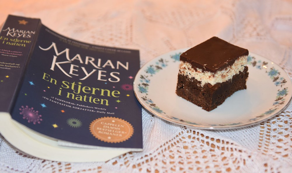 Keyes, Marian, (2011) «En stjerne i natten» Cappelen DAMM og Brownies med kokos- og sjokoladetopping Ingredienser: 160 g Hvetemel 5 ss Kakao 225 g Smør 2 ts Kaffepulver 120 g Brunsukker 200 g Sukker (hvitt) 5 Egg 2 ts Vaniljesukker Kokostopping: 180 g Kondensertmelk (søt) 1 ts Vaniljesukker ¼ ts Salt 400 g Kokos 220 g Melis Sjokoladetopping: 220 g Sjokolade (mørk) 1 ts Sirup (hvit) eller glukose 115 g Smør