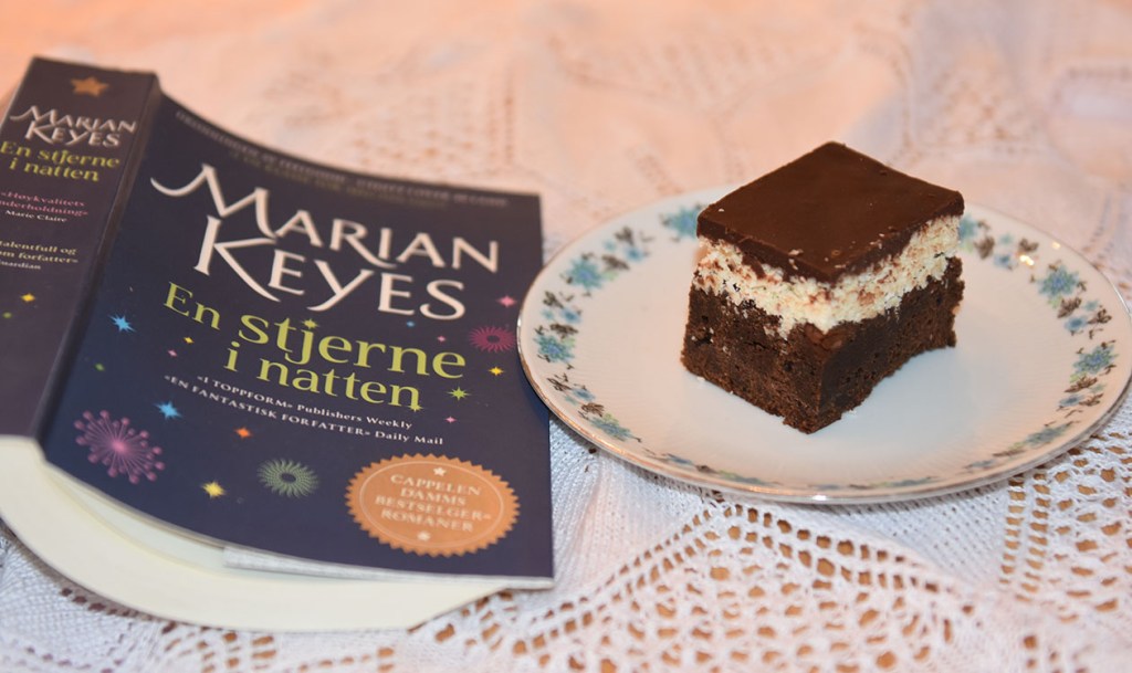 Keyes, Marian, (2011) «En stjerne i natten» Cappelen DAMM og Brownies med kokos- og sjokoladetopping Ingredienser: 160 g Hvetemel 5 ss Kakao 225 g Smør 2 ts Kaffepulver 120 g Brunsukker 200 g Sukker (hvitt) 5 Egg 2 ts Vaniljesukker Kokostopping: 180 g Kondensertmelk (søt) 1 ts Vaniljesukker ¼ ts Salt 400 g Kokos 220 g Melis Sjokoladetopping: 220 g Sjokolade (mørk) 1 ts Sirup (hvit) eller glukose 115 g Smør