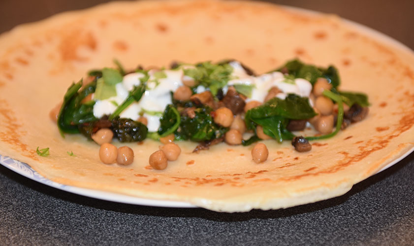 Varm kikerter- og sjampinjongsalat Ingredienser: 400 g Kikerter 3 ss Olje (oliven) 300 g Sjampinjonger (hakkete) 1 Chili (rød, uten frø) 2 fedd Hvitløk 2 ts Spisskummen ½ Lime (saft) 250 g Spinat (baby) Salt, pepper Yoghurtdressing med mynteblader 2 dl Yoghurt (naturell) 1 neve Mynteblader (hakket) ½ Lime (saft) 1 ss Olivenolje Salt, pepper