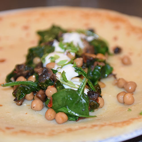 Varm kikerter- og sjampinjongsalat Ingredienser: 400 g Kikerter 3 ss Olje (oliven) 300 g Sjampinjonger (hakkete) 1 Chili (rød, uten frø) 2 fedd Hvitløk 2 ts Spisskummen ½ Lime (saft) 250 g Spinat (baby) Salt, pepper Yoghurtdressing med mynteblader 2 dl Yoghurt (naturell) 1 neve Mynteblader (hakket) ½ Lime (saft) 1 ss Olivenolje Salt, pepper