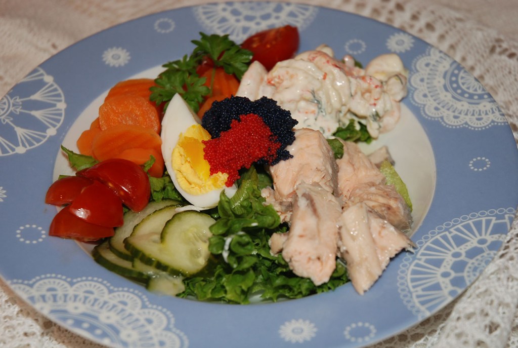 Salat med laks Ingredienser: Blandet salat Gulrot (kokt eller rå) Agurk Cherry tomater Egg (kokte) Laks Reker Rogn / ishavskaviar Dressing 2 dl Rømme 2 ss Majones 1 ts Sennep ½ ts Søt chilisaus 2 ss Rødløk (finhakket) 2 ss Dill (finhakket) 2 ts Sitronskall (finraspet) Salt, pepper, sitronsaft