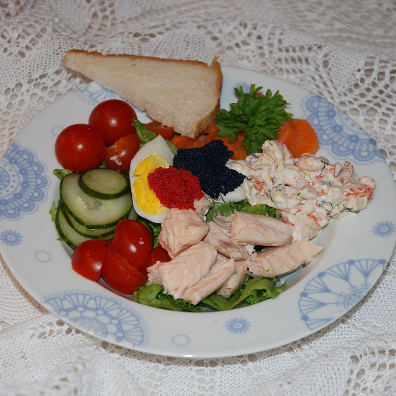 Salat med laks Ingredienser: Blandet salat Gulrot (kokt eller rå) Agurk Cherry tomater Egg (kokte) Laks Reker Rogn / ishavskaviar Dressing 2 dl Rømme 2 ss Majones 1 ts Sennep ½ ts Søt chilisaus 2 ss Rødløk (finhakket) 2 ss Dill (finhakket) 2 ts Sitronskall (finraspet) Salt, pepper, sitronsaft