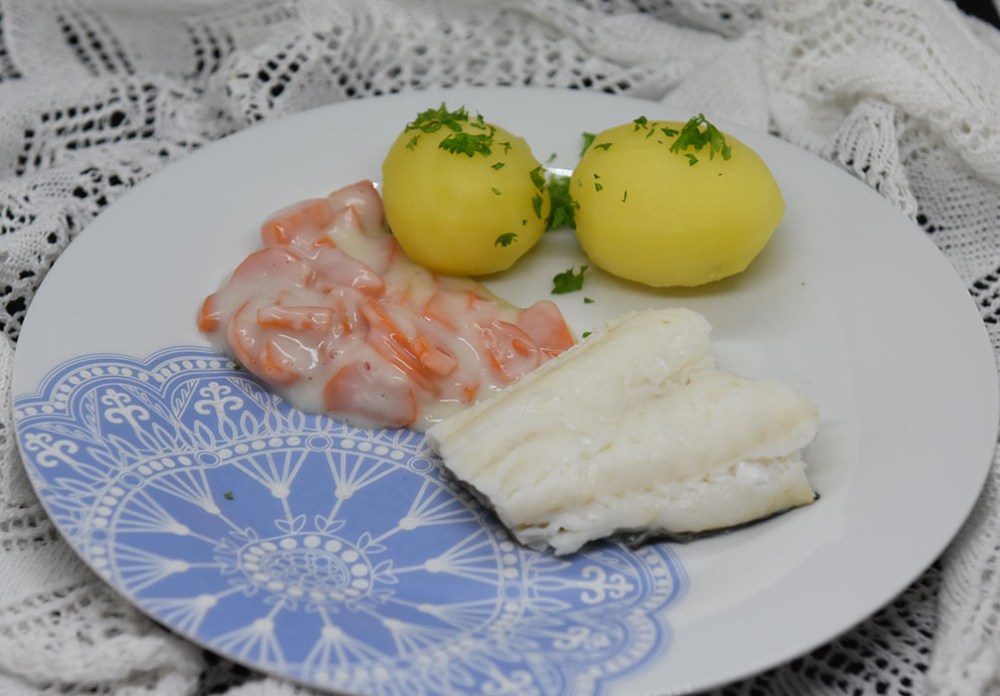 Lettsaltet torsk med Gulrotstuing Ingredienser: 800 g Lettsaltet torskefilet 8 Poteter (ca. 600 g) 2-3 Gulrøtter (ca. 400 g) 2 dl Melk 1 ½ ss Hvetemel ½ - 1 ts Fond eller Buljong (-pulver) Pepper