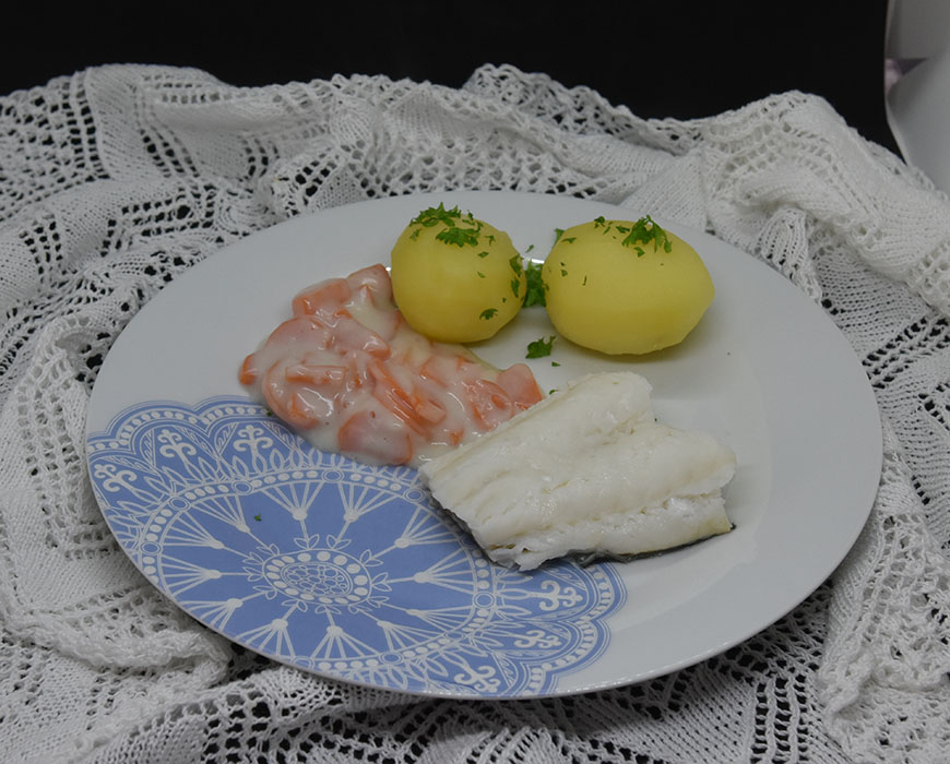Lettsaltet torsk med Gulrotstuing Ingredienser: 800 g Lettsaltet torskefilet 8 Poteter (ca. 600 g) 2-3 Gulrøtter (ca. 400 g) 2 dl Melk 1 ½ ss Hvetemel ½ - 1 ts Fond eller Buljong (-pulver) Pepper