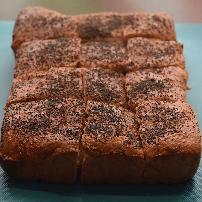 Lettvinte Frokostrundstykker Ingredienser: ½ pk Gjær 3 dl Vann (kaldt) 6 dl Hvetemel 1 dl Sammalthvete (grov) 1 ½ ss Olje 1 ts Salt Egg, valmuefrø