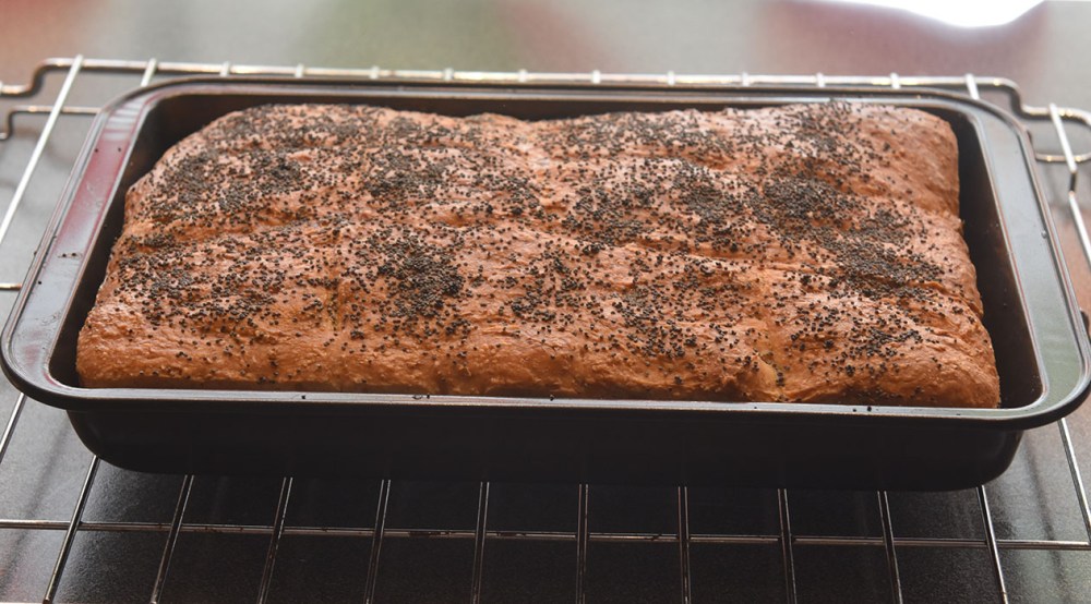 Lettvinte Frokostrundstykker Ingredienser: ½ pk Gjær 3 dl Vann (kaldt) 6 dl Hvetemel 1 dl Sammalthvete (grov) 1 ½ ss Olje 1 ts Salt Egg, valmuefrø