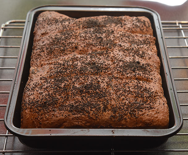 Lettvinte Frokostrundstykker Ingredienser: ½ pk Gjær 3 dl Vann (kaldt) 6 dl Hvetemel 1 dl Sammalthvete (grov) 1 ½ ss Olje 1 ts Salt Egg, valmuefrø