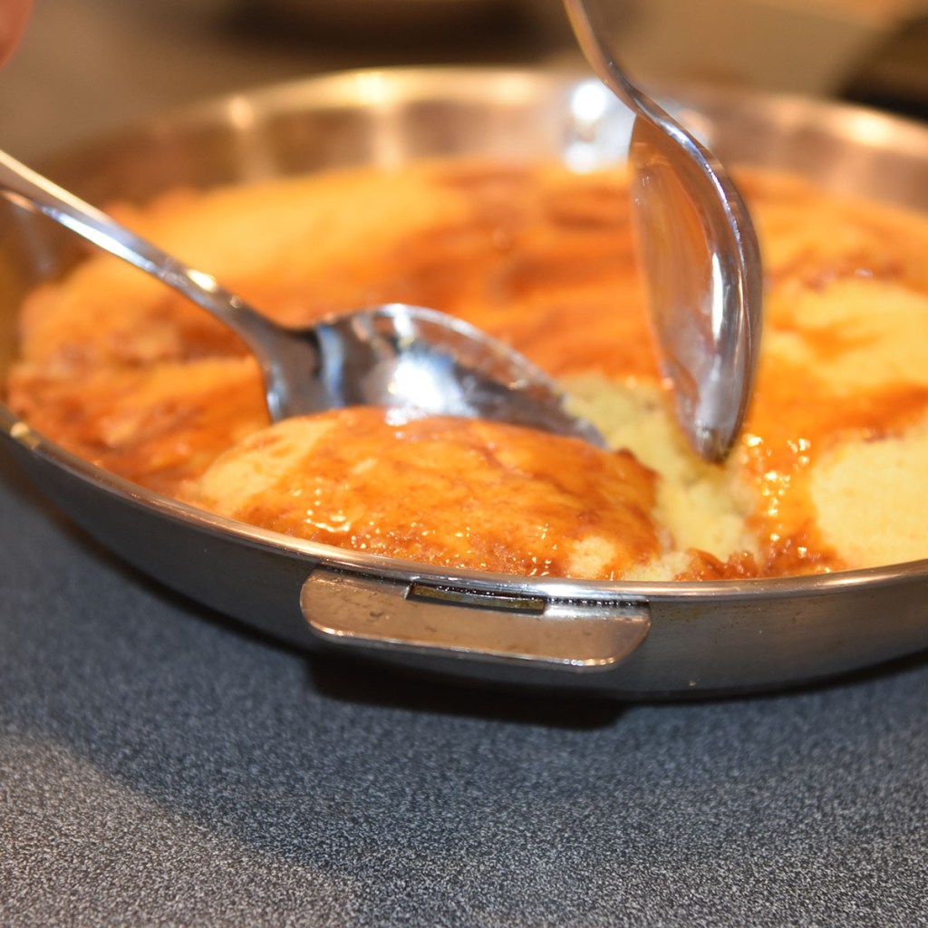 Maisbrød med sirupstopping Ingredienser: 200 g Maismel (fint, eller gul polenta) 150 g Hvetemel 2 ts Bakepulver 1 ½ ts Hvitløkssalt 3 dl Kulturmek 2 dl Melk (H- melk) 1 Egg 2 ss Smør 75 g smør Smør ½ dl Sirup