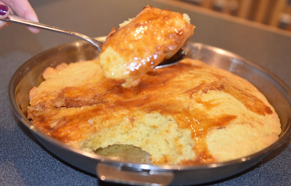 Maisbrød med sirupstopping Ingredienser: 200 g Maismel (fint, eller gul polenta) 150 g Hvetemel 2 ts Bakepulver 1 ½ ts Hvitløkssalt 3 dl Kulturmek 2 dl Melk (H- melk) 1 Egg 2 ss Smør 75 g smør Smør ½ dl Sirup