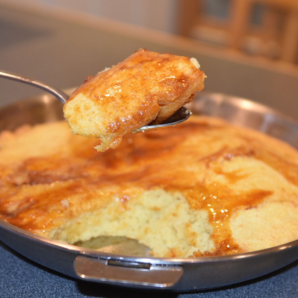 Maisbrød med sirupstopping Ingredienser: 200 g Maismel (fint, eller gul polenta) 150 g Hvetemel 2 ts Bakepulver 1 ½ ts Hvitløkssalt 3 dl Kulturmek 2 dl Melk (H- melk) 1 Egg 2 ss Smør 75 g smør Smør ½ dl Sirup