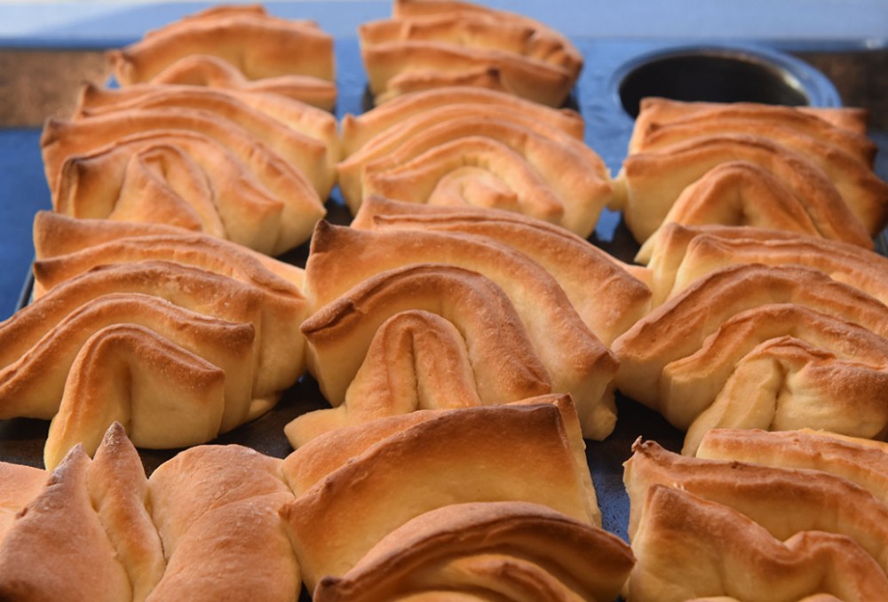 Myke Kuvertbrød stekt i muffinsformer Ingredienser: 50 g Smør 2 ½ dl Melk 25 g Gjær 1 ts Salt 2 ts Sukker 7-8 dl Hvetemel 50 g Smør til (pensling)